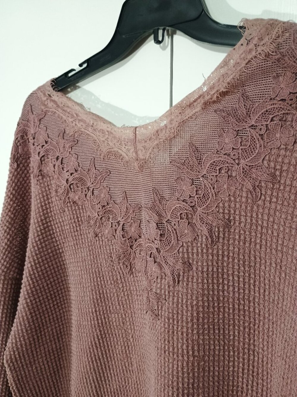 Listicle Dusty Rose Waffle Knit Lace V-Neck Top Long Sleeve Size L - Picture 4 of 8